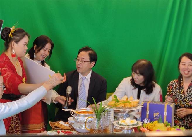 桃园市长张善政6日到安东创业基地体验XR，并与新住民朋友直播。（赖佑维摄）