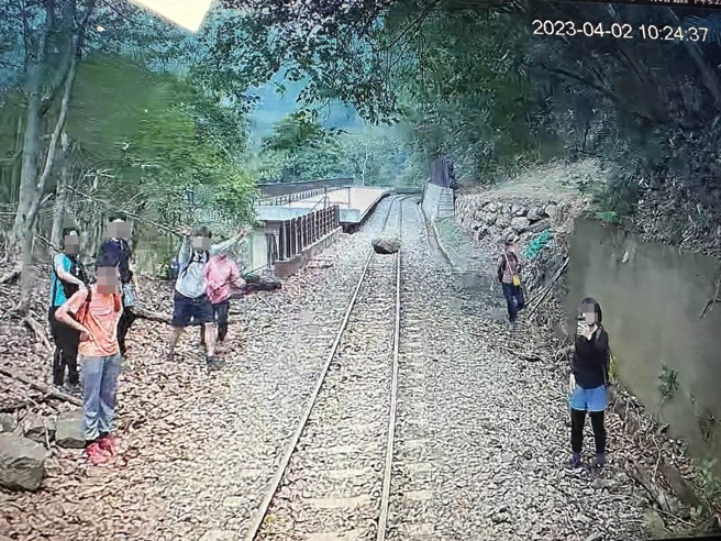 阿里山森林铁路4月2日发生落石掉落在铁轨中，游客紧急示意列车煞停。（阿里山林业铁路及文化资产管理处提供／邱显诚嘉义传真）