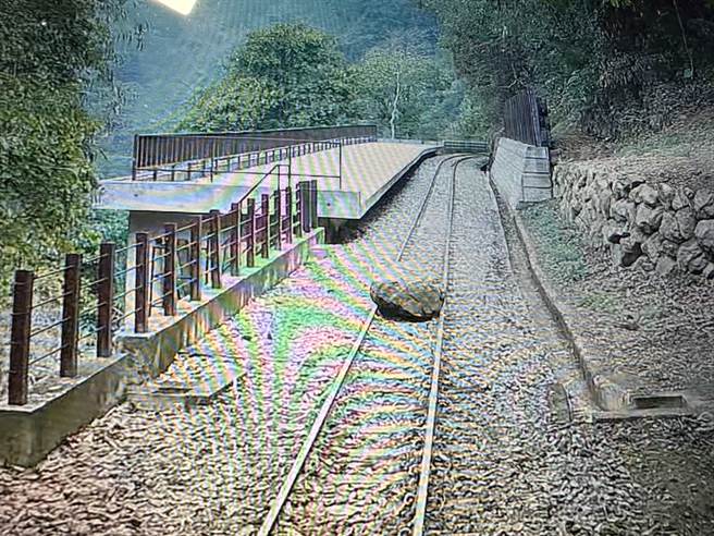 阿里山森林铁路4月2日发生落石掉落在铁轨中，造成2列次列车误点，幸无人伤亡。（阿里山林业铁路及文化资产管理处提供／邱显诚嘉义传真）