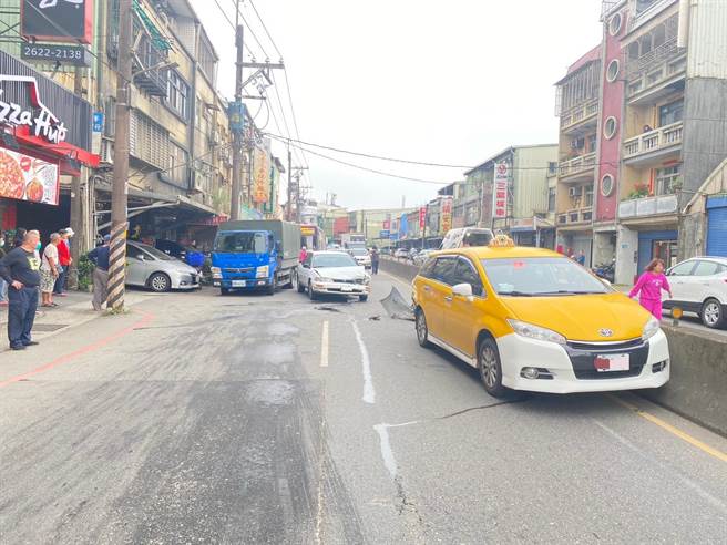 新北高龄91岁的刘姓老翁昨(5)日1时许驾车经过淡金路三段308巷口，疑似未注意前方结果撞上等红灯的计程车。(黄敬文翻摄)