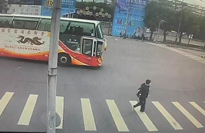 林女3月29日早上8時40分，穿黑色衣服從台灣大道、英才路步行而過。(陳世宗翻攝)