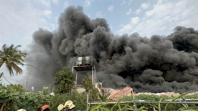 台南市永康区一间车灯工厂传出火警。（曹婷婷摄）