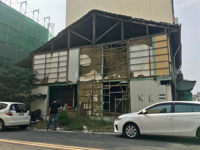 嘉义市北镇街这间老房子年久失修，原貌破烂不堪，申请危老改建计画，现已改建成全新透天厝，是嘉义市第一件危老重建案。（嘉义市政府提供／吕妍庭嘉义传真）