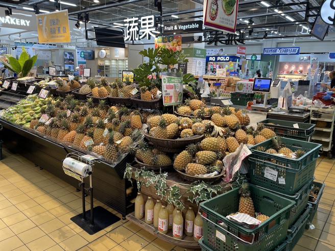 高雄市农业局已布局各大通路直到6月，民眾可以住家附近的超商，超市，量贩店购买高雄新鲜凤梨。（高雄市农业局提供）