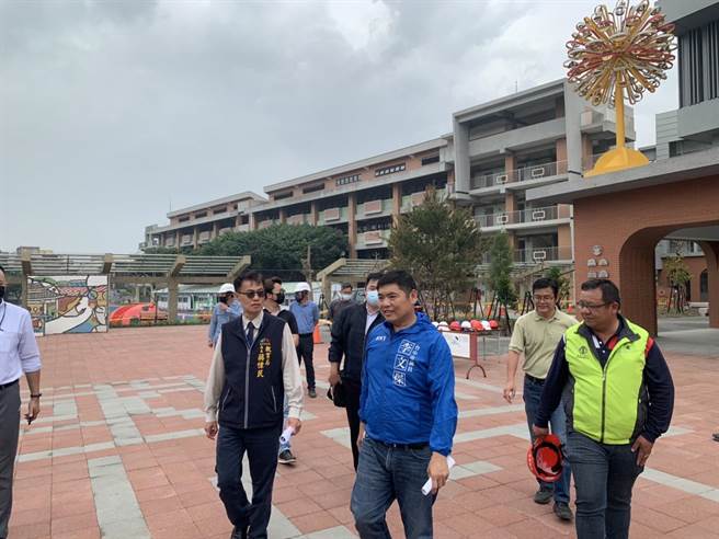 李文杰6日召集教育局、校方等现场勘查，争取经费补足大甲国小，新旧校舍教室设备。(市议员李文杰服务处提供)