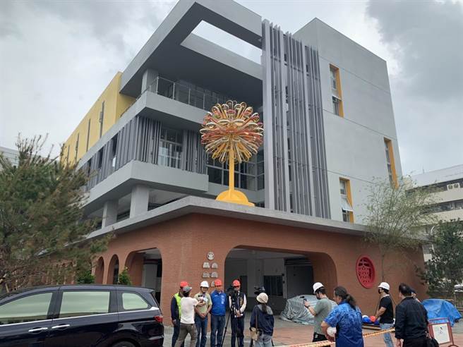 李文杰6日召集教育局、校方等现场勘查，争取经费补足大甲国小，新旧校舍教室设备。(市议员李文杰服务处提供)