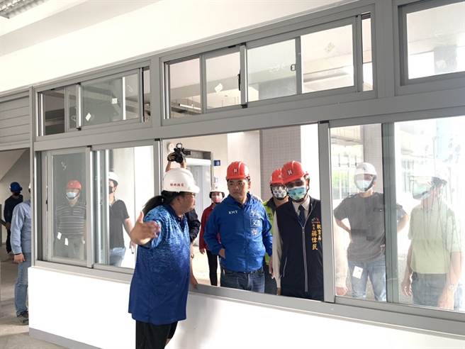 李文杰6日召集教育局、校方等现场勘查，争取经费补足大甲国小，新旧校舍教室设备。(市议员李文杰服务处提供)