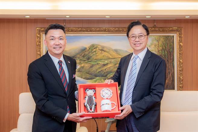 新加坡駐台北商務辦事處代表葉偉傑今拜會桃園市長張善政。(市府提供／蔡依珍桃園傳真)