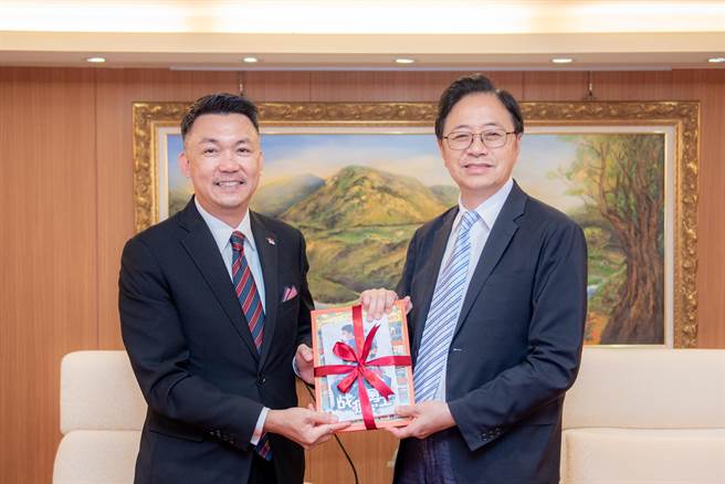 新加坡駐台北商務辦事處代表葉偉傑今拜會桃園市長張善政。(市府提供／蔡依珍桃園傳真)