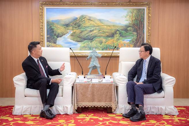 新加坡駐台北商務辦事處代表葉偉傑今拜會桃園市長張善政。(市府提供／蔡依珍桃園傳真)