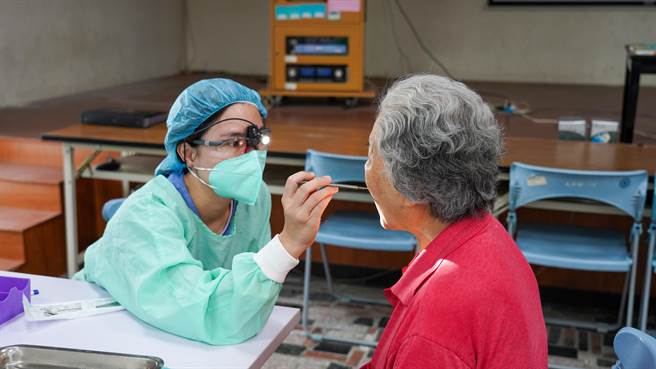 柳营奇美牙医巡迴医疗车今年4月起开进曲溪社区活动中心。（大内区公所提供／张毓翎台南传真）