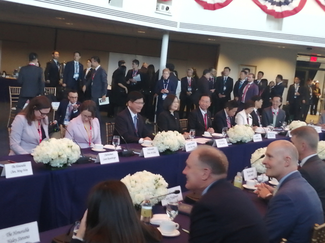 蔡英文(中)此行过境美国见麦卡锡看似场面盛大，其实是被美方刻意低调压抑后的结果。（中时资料照／崔慈悌摄）