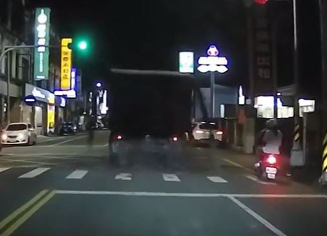 驾驶拍到前方大卡车疑载运猪屎水，害得整条路都是臭味，不仅喷溅到一旁路过骑士，还传出2位女骑士因此摔车受伤。（翻摄自脸书宜兰知识+/网友郑先生授权提供）