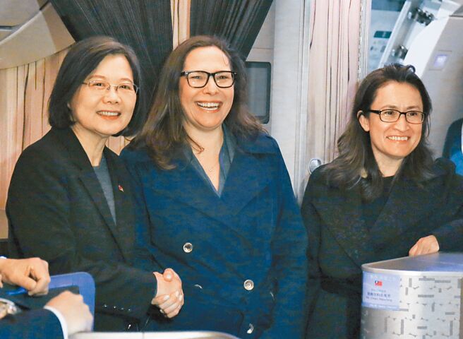 蔡英文总统（左）在美西时间4日晚间7点45分抵达过境地点洛杉矶，驻美代表萧美琴（右）和美国在台协会主席罗森柏格（中）接机。（随团媒体提供）