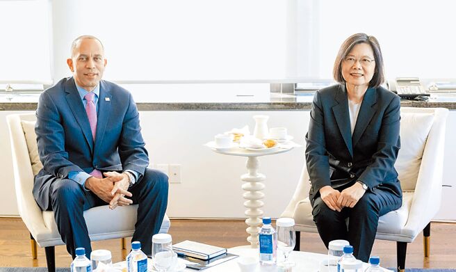 蔡英文总统（右）在美东时间3月30日抵达过境地点纽约时，与眾议院民主党领袖杰弗瑞（左）（Hakeem Jeffries）会面。（总统府提供）