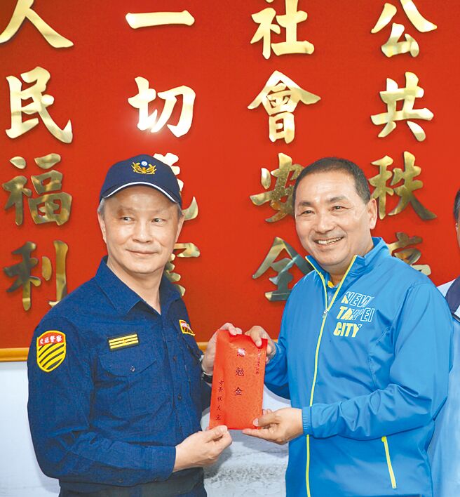 新北市長侯友宜（右）連假期間仍為市政走透透，他5日到淡水慰問員警辛勞表示，「希望新北好、北台灣好、台灣共好，大家一起拚」。（張鎧乙攝）