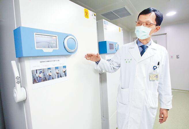 台大医院整形外科临床教授郑乃祯上月受访时，畅谈细胞治疗现况，以及未来发展前景。图为台大医院细胞治疗中心冻存室内的冷冻柜。（本报资料照片）