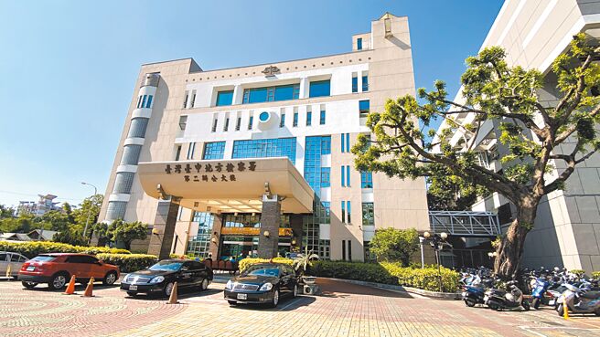 台鐵列車長愛慕女同事，死纏爛打猛追求，還造成車次延誤，被檢方依違反跟蹤騷擾防制法起訴。（資料照片）