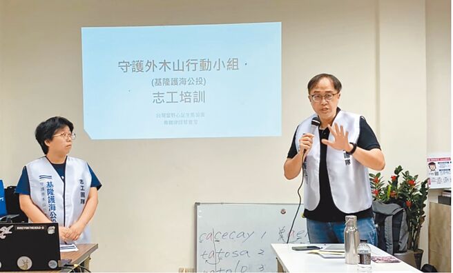 基隆市政府宣布「基隆護海公投案」可展開第2階段連署，護海公投領銜人王醒之（右）5日舉辦志工培訓說明會，也規畫說明會在各社區遍地開花，讓更多市民了解四接的問題。（徐佑昇攝）