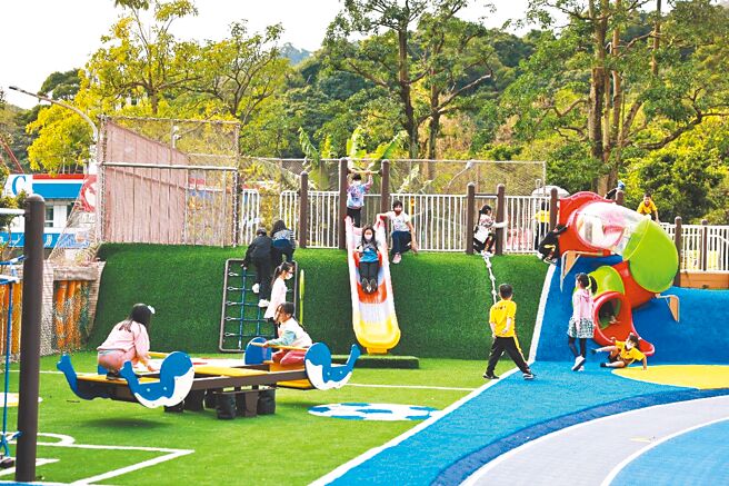 台北市辛亥国小送学生2份儿童节礼物，更新操场跑道及共融式游戏场。（台北市辛亥国小提供／张芷瑜台北传真）