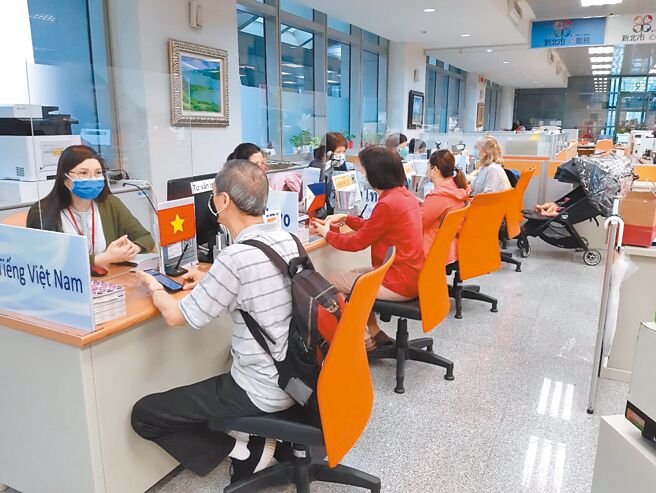 新北市政府设立「国际多元服务柜台」，提供7种语言服务，解决新住民生活中疑难杂症。（新北市教育局提供／叶德正新北传真）