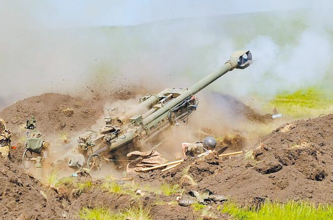 美國軍援烏克蘭的M777榴彈砲，已經部署在烏軍前線，且發揮關鍵作戰能力，成為烏軍抗俄利器。（摘自烏克蘭國防部官網）