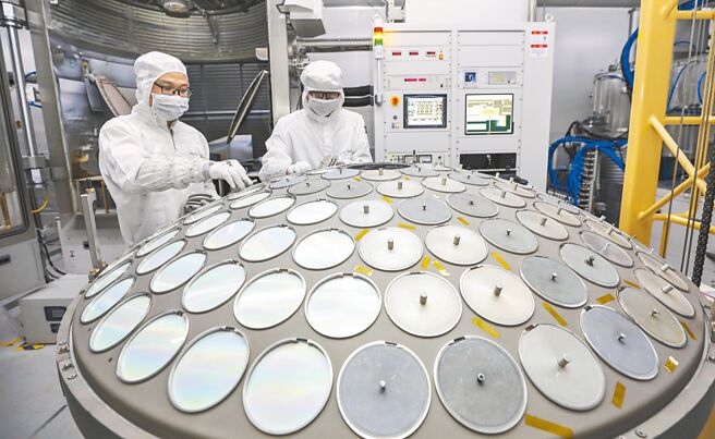 世界贸易组织（WTO）日内瓦时间3日至4日举行货物贸易理事会会议。中国在贸易理事会会议上点名关切美国、日本和荷兰「关于晶片出口限制（输中）的协定」，要求解释，随后把日本告上WTO。图为江苏淮安澳洋顺昌光电技术有限公司工人在生产芯片。（新华社）