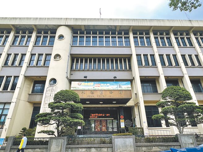 吕姓男子欠税逾400万，但名下土地是既成道路，法拍多次仍乏人问津，桃园市地税局以声明承受方式，将土地抵偿欠税近200万元给桃园市府，并由八德区公所接管，同步解决欠税和预算不足无法徵收道路用地的问题。（蔡依珍摄）