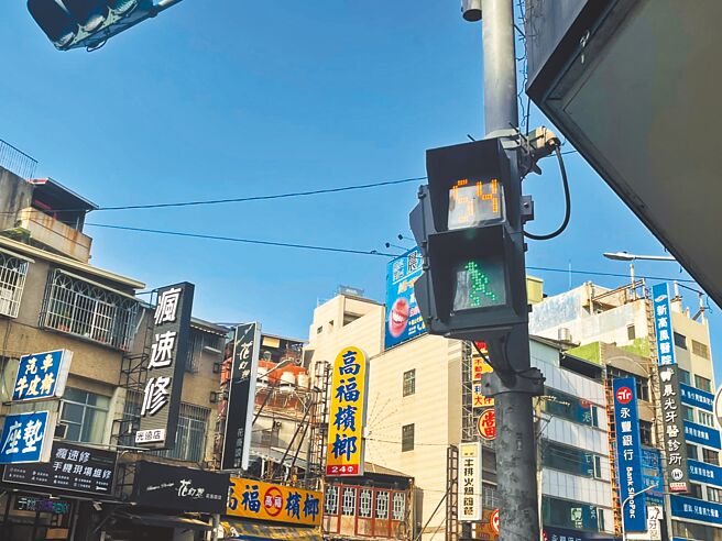 高雄行人號誌普及率目前僅17％，高雄市交通局計畫將在100處路口增設行人號誌，並在其中25處引進無線通訊小綠人。（洪靖宜攝）