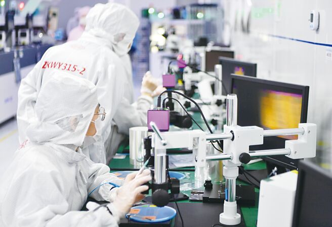 美国指责中国加入世贸组织带来负面衝击，遭到大陆驳斥，强调美国才是破坏全球化的进程。图为福建中科光芯光电科技有限公司光晶片生产区域。（新华社）