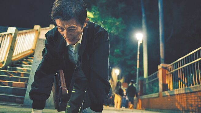 资深影帝陈博正在《模仿犯》中跪地学狗爬。（Netflix提供）