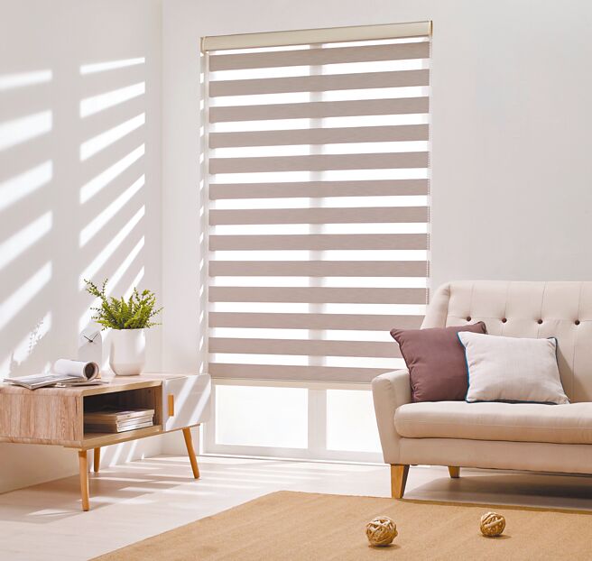 特力屋韩国可调光遮光卷帘（120x185cm），原价3090元，特价2490元。（特力屋提供）