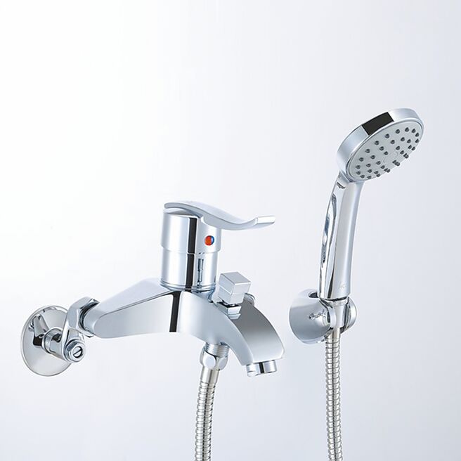 HCG沐浴低铅龙头BF3293，有省水标章认证。原价2540元，特价2299元，组合价5999元。（特力屋提供）