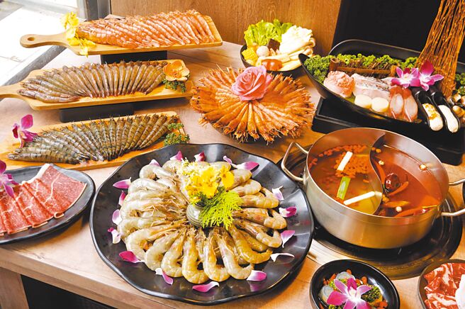 只要中英文姓名其中之一符合条件，到新马辣用餐选择指定方案，可享基隆胭脂虾、阿拉伯蓝钻虾吃到饱。（马辣集团提供）