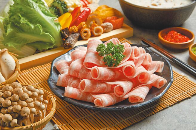 筑间餐饮集团推消费满额送加菜金，好康包含筑间幸福锅物肉品免费升级。（筑间餐饮集团提供）