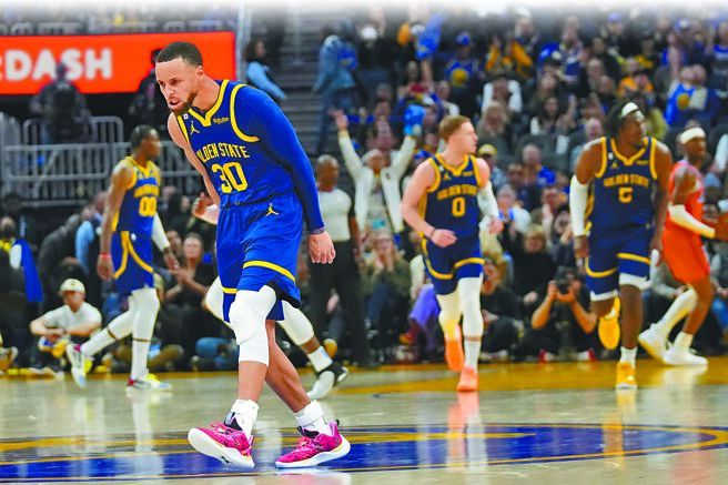 勇士射手柯瑞砍进三分球后大吼发泄。（美联社）