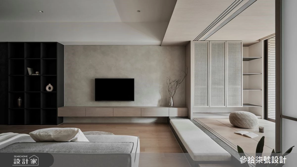架高的多功能和室區以白膜玻璃滑門與客廳區隔，宛如日式茶室(圖/設計家)
