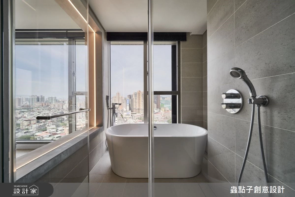 浴室下方以磚頭磁磚防水，上方開窗戶可飽覽窗外寬廣視野(圖/設計家)