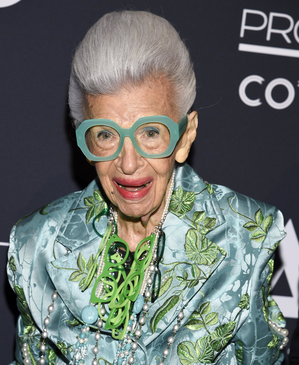 爱普菲尔97岁那年成了模特儿，至今仍会公开露面。图为2021年她在纽约出席活动留影。（资料照／美联社）(photo:ChinaTimes)