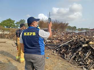 棄置廢木材釀大火超刺鼻 環保局重罰並命業者限期清理