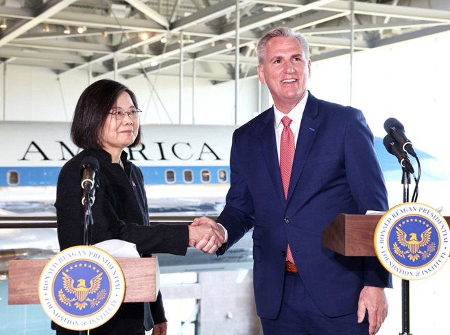 麥卡錫(右)5日與蔡英文(左)結束閉門會議後在媒體前握手，但轉身開記者會就強調不違反一中原則。（圖／中央社）