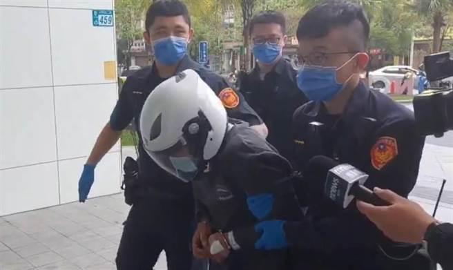 陈嫌清醒后被员警带回警局侦讯。（警方提供）