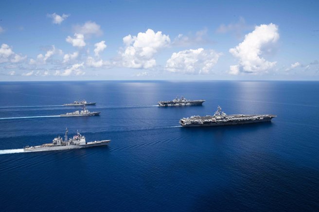 施孝玮指出，美军在太平洋就有5个航母打击群。图为美军双航母演练。（图／美军太平洋司令部）