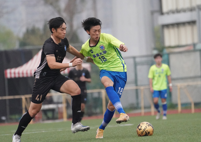 屏東大學陳保均（右）進球為球隊建功。（大專體總提供）