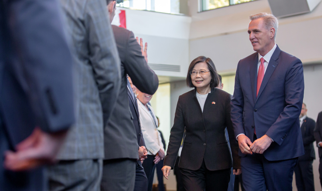 蔡英文總統（右二）在洛衫磯與美國眾議院議長麥卡錫（右一）會談。（總統府提供）