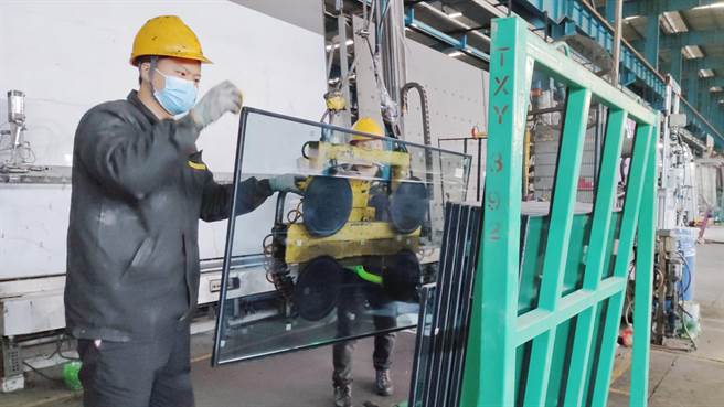 大陆近年多个地标性建筑背后都有台商的身影，图为台玻咸阳公司的玻璃制作生产线上。（吴泓勋摄）