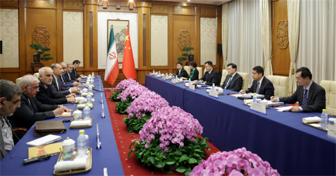 秦刚会见伊朗外长期待伊方早日成为上海合作组织正式成员。（大陆外交部）