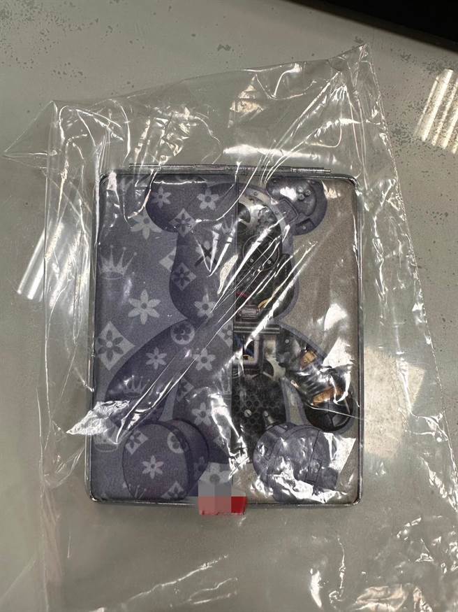 张男的毒品吸食器居然是风靡全球的暴力积木熊造型，外观还印上盗版的LV经典花纹，让警全都看傻。（高市凤山分局提供／杨舒婷高雄传真）