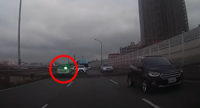 一名驾驶日前行驶在北市水源快速道路时，遭后方内侧一辆休旅车从车内「射出雷射」，该驾驶当下被后照镜的反射雷射光照到眼睛，眼睛非常痛。（翻摄自YouTube频道「WoWtchout - 地图型行车影像分享平台」）