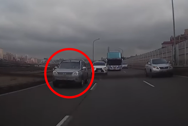 一名驾驶日前行驶在北市水源快速道路时，遭后方内侧一辆休旅车从车内「射出雷射」，该驾驶当下被后照镜的反射雷射光照到眼睛，眼睛非常痛。（翻摄自YouTube频道「WoWtchout - 地图型行车影像分享平台」）